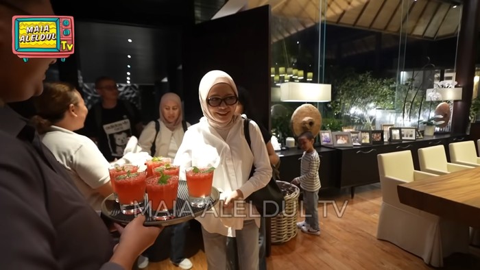 Naik Private Jet ke Bali, El Rumi dan Syifa Hadju Nikmati Hidangan Ini