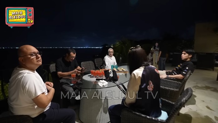 Naik Private Jet ke Bali, El Rumi dan Syifa Hadju Nikmati Hidangan Ini