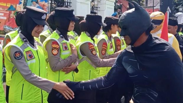 Nelayan di Pati pakai kostum Power Rangers saat gelar aksi