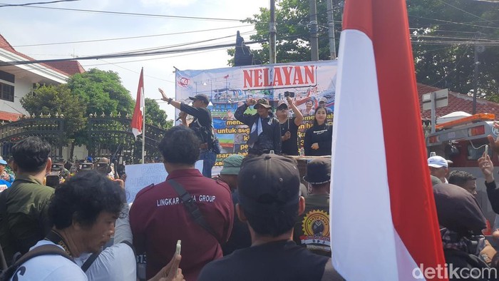 Aksi demo dari nelayan di depan kantor Bupati Pati, Senin (4/5/2026)