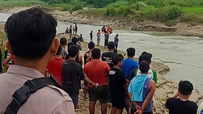 Pencarian pemuda tenggelam saat cari biawak di Sungai Lusi, Dusun Brakas, Desa Terkesi, Kecamatan Klambu, Grobogan, Senin (4/5/2026).