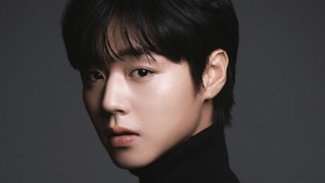 Park Ji Hoon masuk daftar idol terpopuler periode ini karena banyak hal: film The Kings Warden, drakor The Legend of Kitchen Soldier, hingga reuni Wanna One. (Foto: dok. YY Entertainment)
