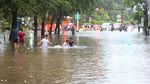 Penampakan Banjir Putus Jalan Depan Gancit, Macet Mengular