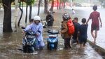 Penampakan Banjir Putus Jalan Depan Gancit, Macet Mengular