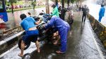 Penampakan Banjir Putus Jalan Depan Gancit, Macet Mengular