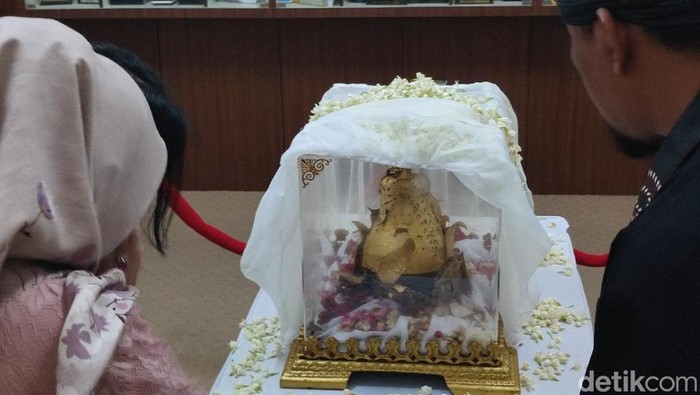 Penampakan Mahkota Binokasih asli yang dibawa ke Ciamis dalam momen Milangkala Tatar Sunda.
