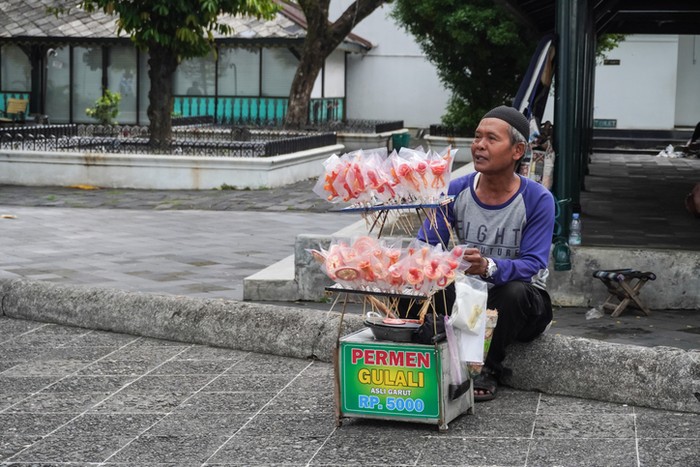 Penjual makanan jadul yang semakin langka keberadaannya