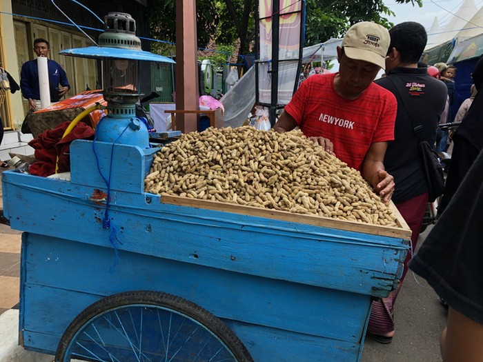 Penjual makanan jadul yang semakin langka keberadaannya