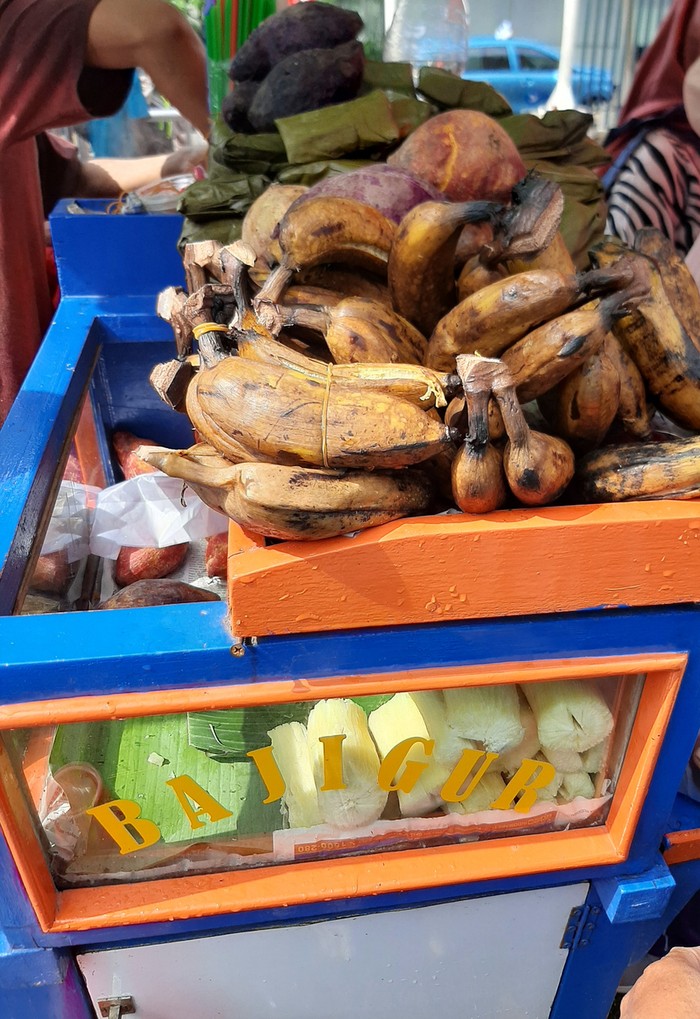 Penjual makanan jadul yang semakin langka keberadaannya