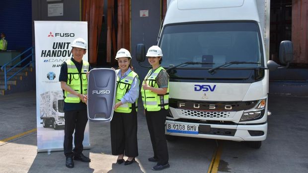 Penyerahan truk listrik eCanter kepada PT DSV