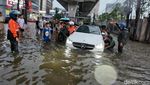 Perempatan Cipulir Sempat Terendam Banjir, Arus Lalin Tersendat