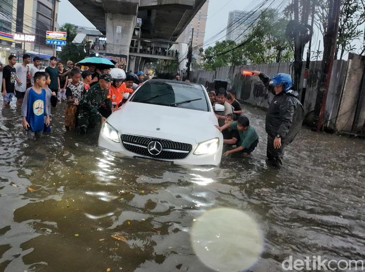 Perempatan Cipulir Sempat Terendam Banjir, Arus Lalin Tersendat