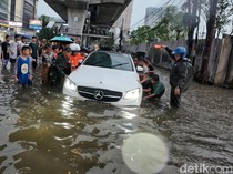 Perempatan Cipulir Sempat Terendam Banjir, Arus Lalin Tersendat