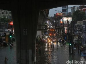 Video Pria Ini Turun dari Angkot Demi Nebeng Truk Terobos Banjir di Cipulir