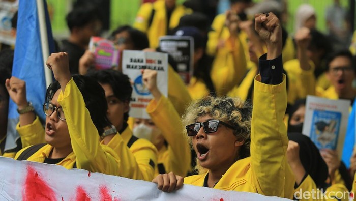 Massa mahasiswa dari berbaagai elemen mahasiswa seperti Badan Eksekutif Mahasiswa Universitas Indonesia (BEM UI), HMI, FMN, dan GMNI membawa poster tuntutan saat menggelar aksi memperingati Hari Pendidikan Nasional di Jakarta, Senin (4/5/2026). Mahasiswa pengunjuk rasa menyampaikan sejumlah aspirasi di antaranya mengenai reformasi tata kelola anggaran dan penghentian komersialisasi pendidikan.