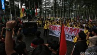 Mahasiswa menyuarakan kritik terhadap kebijakan pendidikan. 