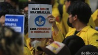 Massa mahasiswa dari berbagai elemen mahasiswa seperti Badan Eksekutif Mahasiswa Universitas Indonesia (BEM UI), HMI, FMN, dan GMNI menggelar aksi memperingati Hari Pendidikan Nasional di Jakarta, Senin (4/5/2026).