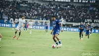 Persib tampil penuh semangat di tengah dukungan penuh bobotoh yang memadati Stadion GBLA. (Foto: Muhammad Satria N/detikJabar)