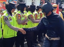 Unik! Superhero Jabat Tangan Negosiator di Aksi Demo Nelayan Pati