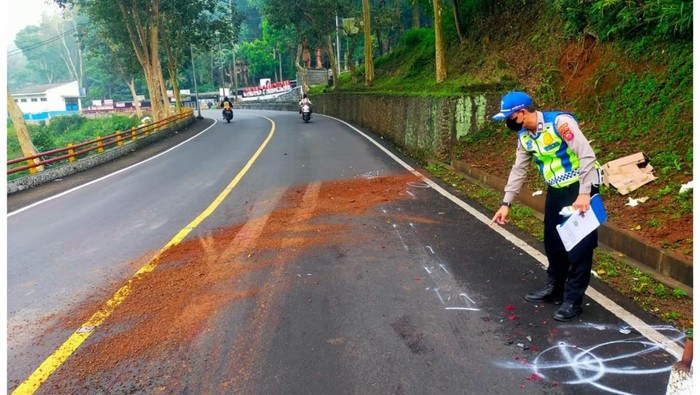 Petugas saat melakukan cek TKP kecelakaan di Cadas Pangeran, Sumedang.
