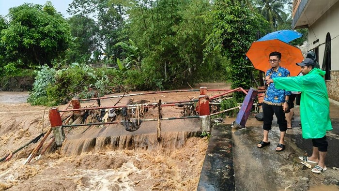 Pohon Hantam Jembatan Ciapus Bogor, Akses Antar RW Terputus