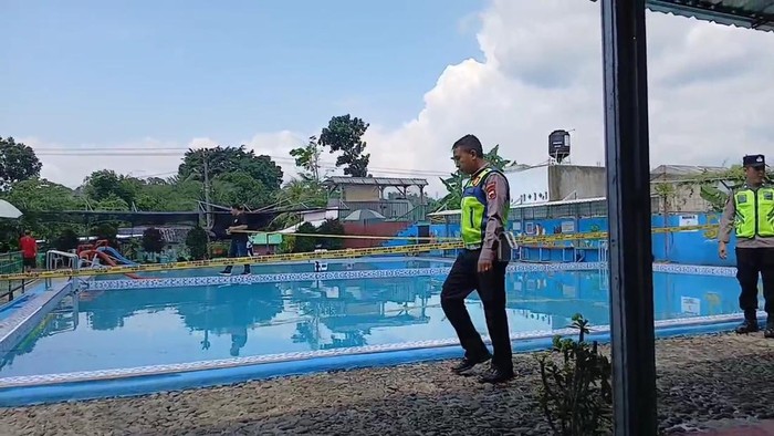 Polisi mengecek TKP bocah tewas tenggelam di kolam renang Pemalang.
