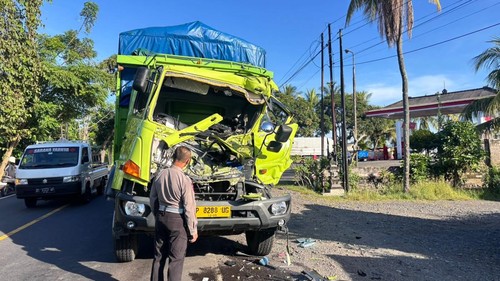 Polisi melakukan olah TKP kecelakaan yang melibatkan dua truk di Jalan Denpasar-Gilimanuk, Kecamatan Mendoyo, Jembrana, Bali, Senin (4/5/2026). (Foto: Polres Jembrana)