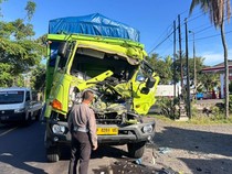 Truk Ringsek Parah Usai Seruduk Tronton Parkir di Jalan Denpasar-Gilimanuk