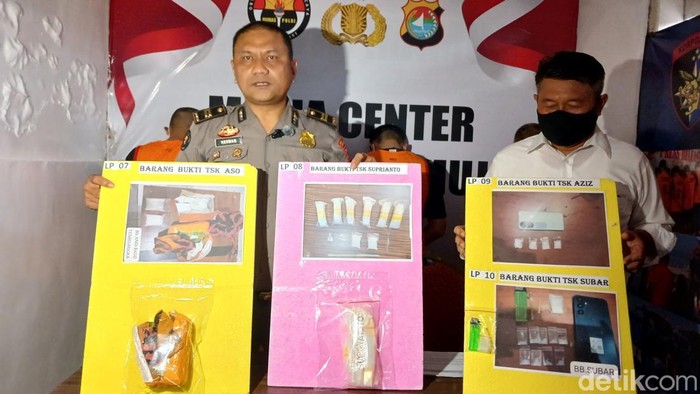 Polisi merilis kasus 4 pria edarkan narkoba jenis sabu di Mamuju.