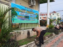 Gerakan Indonesia Asri, Polda Sumsel Bersihkan Tempat Ibadah di Prabumulih