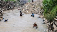 Sejumlah warga menggantungkan hidup dengan mendulang logam di aliran Kali Pesanggrahan, Depok, Jawa Barat. Aktivitas ini dilakukan sebagai sumber penghasilan harian di tengah keterbatasan lapangan pekerjaan.