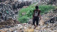 Selain dari aliran Kali Pesanggrahan, para pendulang juga mencari logam dari tumpukan sampah di Tempat Pembuangan Akhir (TPA) Cipayung. Berbagai jenis logam hingga serpihan bernilai ekonomi menjadi target utama.