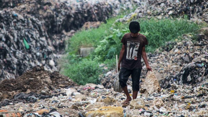 Potret Pendulang Logam, Mengadu Nasib di Kali Pesanggrahan