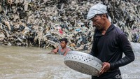 Mereka memanfaatkan alat sederhana seperti magnet dan saringan berbahan panci bekas untuk memisahkan material berharga.