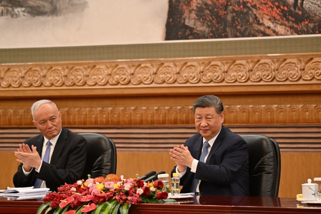 Presiden China Xi Jinping (kanan) dan Cai Qi, pejabat tinggi Partai Komunis, bertepuk tangan saat pertemuan dengan sekelompok eksekutif asing di Balai Besar Rakyat di Beijing pada 28 Maret 2025. Presiden China Xi Jinping (kanan) dan Cai Qi, pejabat tinggi Partai Komunis, bertepuk tangan saat pertemuan dengan sekelompok eksekutif asing di Balai Besar Rakyat di Beijing pada 28 Maret 2025. (Photo by ADEK BERRY / AFP/File Foto)