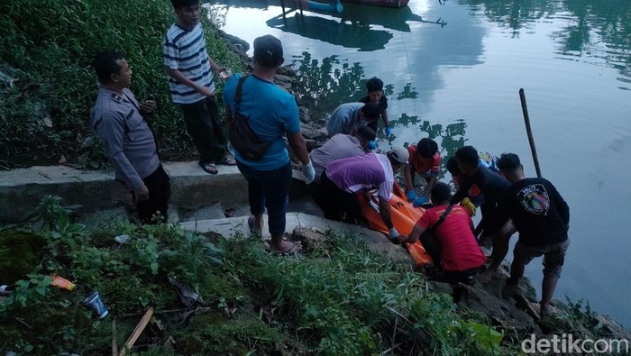 Proses evakuasi jenazah pelajar di aliran sungai Green Canyon, Pangandaran