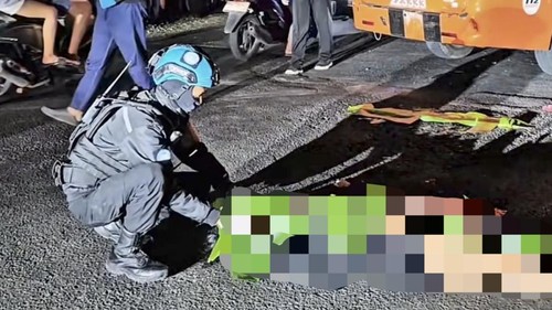 Proses evakuasi korban kecelakaan di Jalan Mahendradata, tepatnya di jembatan selatan SPBU Denpasar Barat, Bali, Minggu (3/5/2026). (Dok: Instagram @namru402)