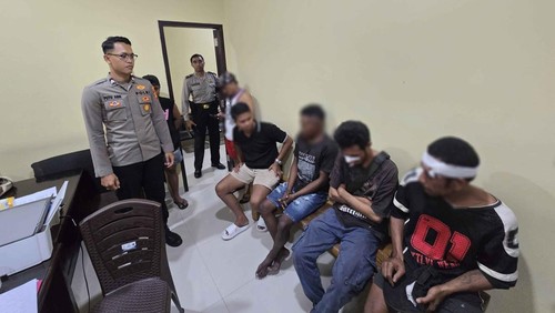 Proses mediasi terhadap dua kelompok pemuda yang terlibat keributan di Jalan Hang Tuah, Denpasar Selatan, Bali. (Dok: Polsek Denpasar Selatan)