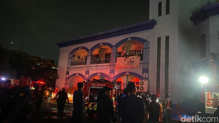 Proses pemadaman kebakaran di gedung Metro Sport Center, Kecamatan Semarang Selatan, Kota Semarang, Senin (4/5/2026) malam.