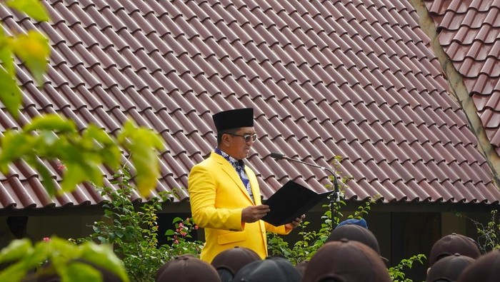 Rekktor UI Prof Heri Hermansyah saat memimpin upacara peringatan Hari Pendidikan Nasional (Hardiknas) 2026 di lapangan Gedung Rektorat Kampus UI Depok, pada Senin (4/5).