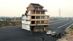 7 Rumah Ogah Digusur Akhirnya Terjebak di Tengah Jalan, Ada dari RI