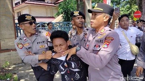 Salah satu massa aksi ditarik polisi saat demonstrasi di depan kantor DPRD Dompu, NTB, Selasa (4/5/2026). (Foto: Faruk/detikBali)