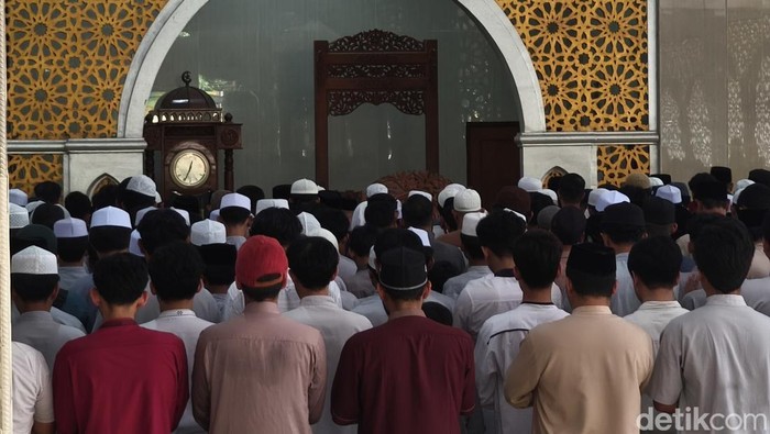 Salat jenazah Istri Abu Bakar Baasyir, Aisyah (Ummi Ichun), di Masjid Pondok Pesantren Islam Al-Mukmin Ngeruki, Desa Cemani, Grogol, Sukoharjo, Senin (4/5/2026).