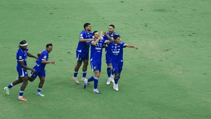 Selebrasi para pemain Persib usai Patricio Matricardi mencetak gol ke gawang PSIM.