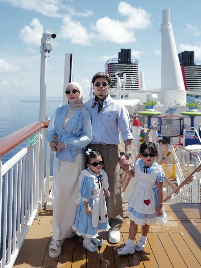 Seru! Atta Halilintar dan Aurel Hermansyah Kulineran di Disney Cruise