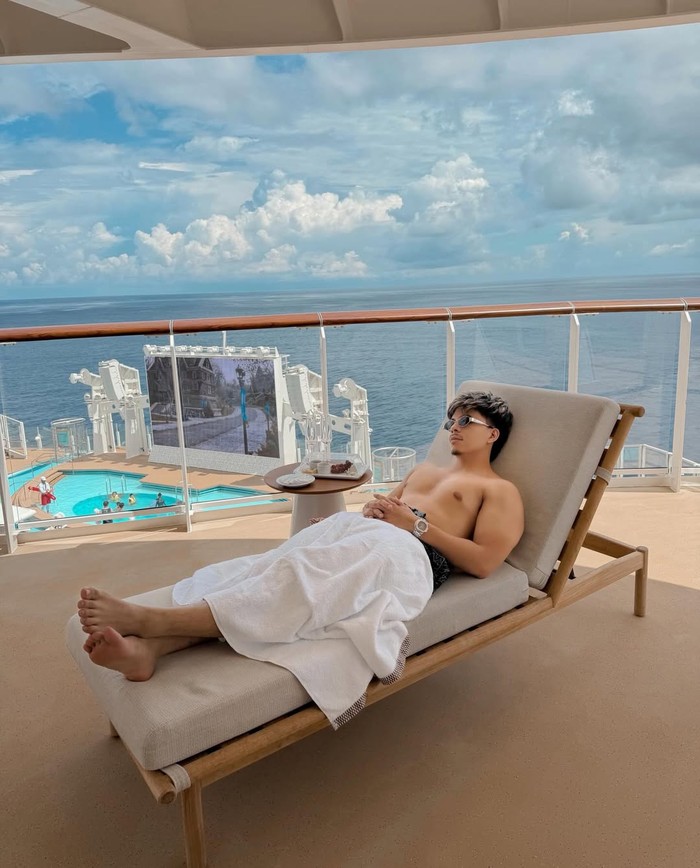 Seru! Atta Halilintar dan Aurel Hermansyah Kulineran di Disney Cruise
