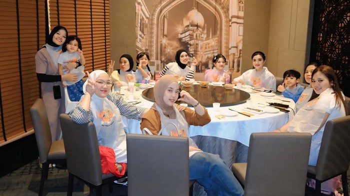 Seru! Atta Halilintar dan Aurel Hermansyah Kulineran di Disney Cruise