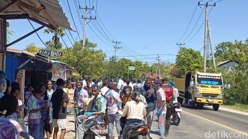 Siswa SMAN 2 Kupang Timur mencoret seragam sekolah usai mendengar pengumuman kelulusan, Senin (4/5/2026).