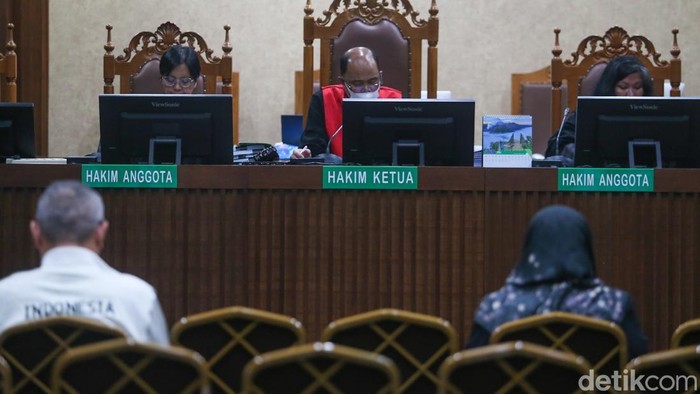 Dua eks pejabat Pertamina divonis 4,5 dan 3,5 tahun penjara dalam kasus korupsi LNG yang merugikan negara hingga ratusan juta dolar AS.