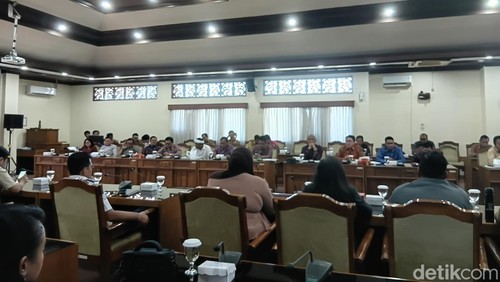Suasana Rapat Dengar Pendapat (RDP) terkait pendalaman tukar guling lahan mangrove oleh PT BTID di kantor DPRD Bali, Senin (4/4/2026). (Foto: Hani Sofia Muthmainnah/detikBali)